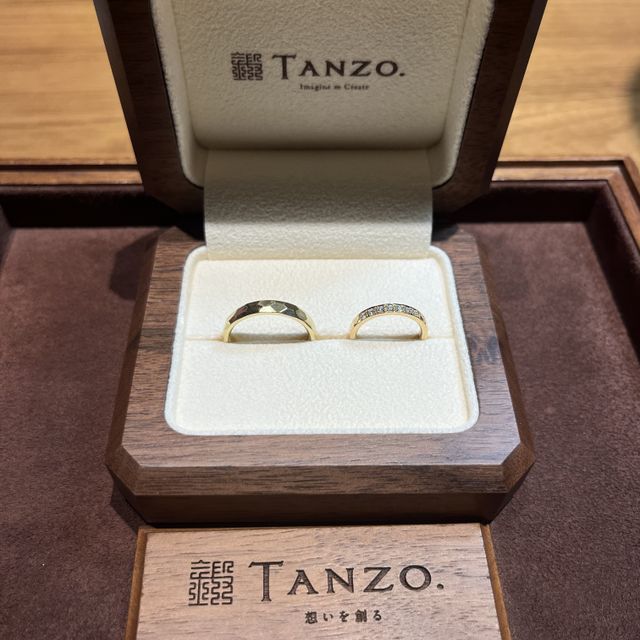 【TANZO.(鍛造指輪)の口コミ】 鎚目という特徴的なデザインとグリーンゴールドやピンクゴールドの色味。…