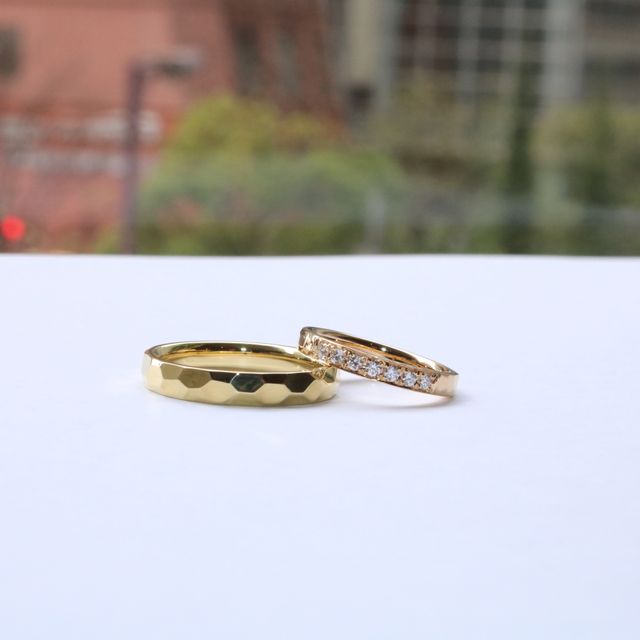 【TANZO.(鍛造指輪)の口コミ】 鎚目という特徴的なデザインとグリーンゴールドやピンクゴールドの色味。…