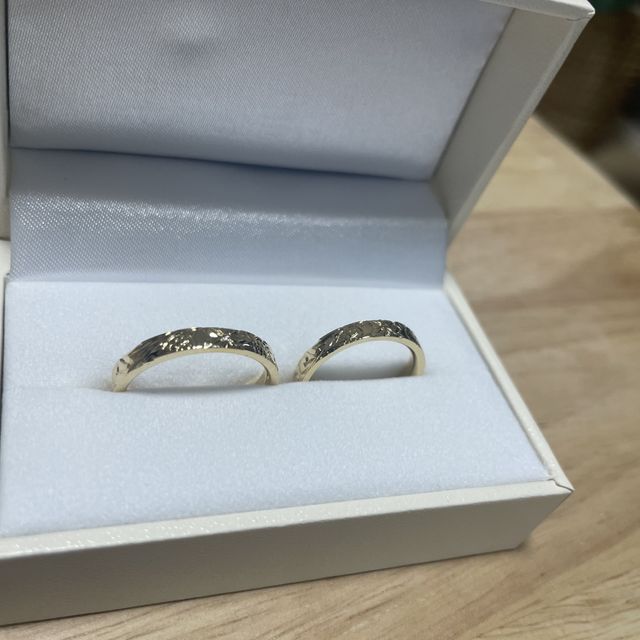 【湘南彫金工房 andfuseの口コミ】 プルメリアの位置、向かい合うホヌ。プルメリアの真ん中にはお互いの誕生…