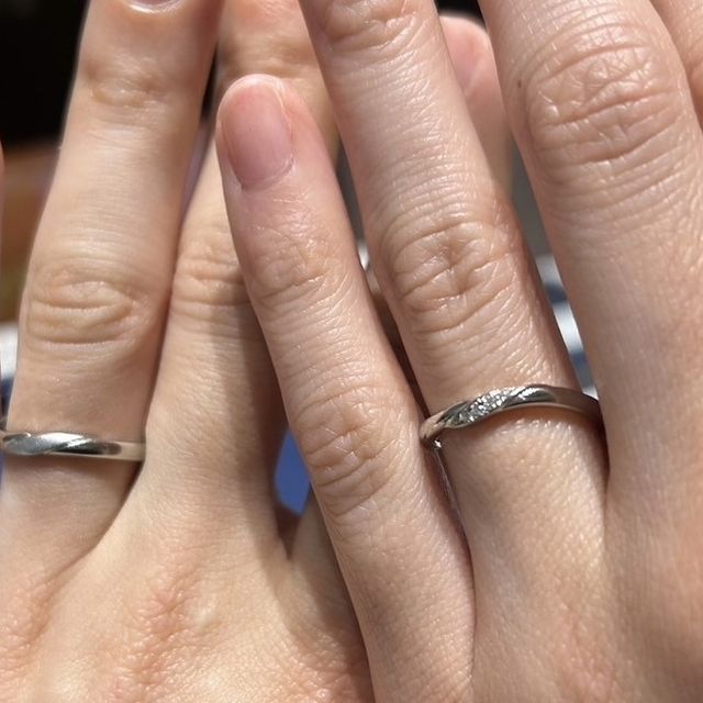 【銀座ダイヤモンドシライシの口コミ】 多くの指輪は女性側にはダイヤやデザインが施されており、男性側には特に…