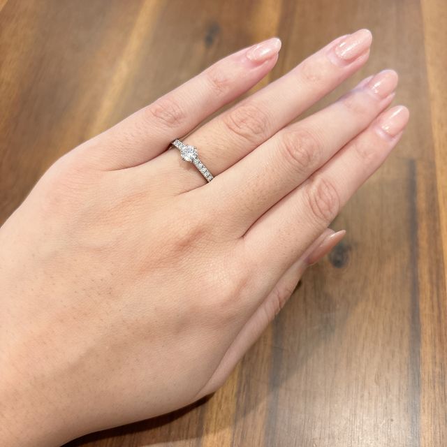 【ラザール ダイヤモンド(LAZARE DIAMOND)の口コミ】 ハーフエタニティでキラキラしつつ、上品さもあってとてもお気に入りです…