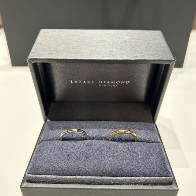【ラザール ダイヤモンド(LAZARE DIAMOND)の口コミ】 シンプルながらデザイン性のある指輪を探していて辿り着きました！
V字デ…