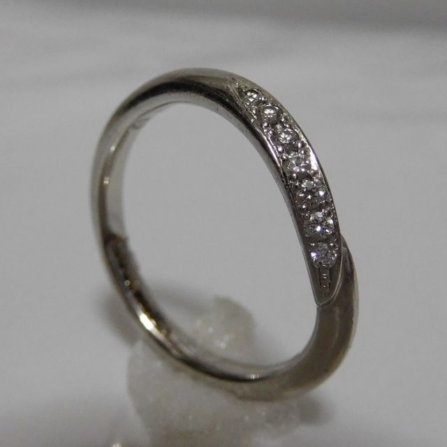 【俄(にわか)の口コミ】 この指輪の決め手になった点は、デザインと形でした。

指が短く太めなの…