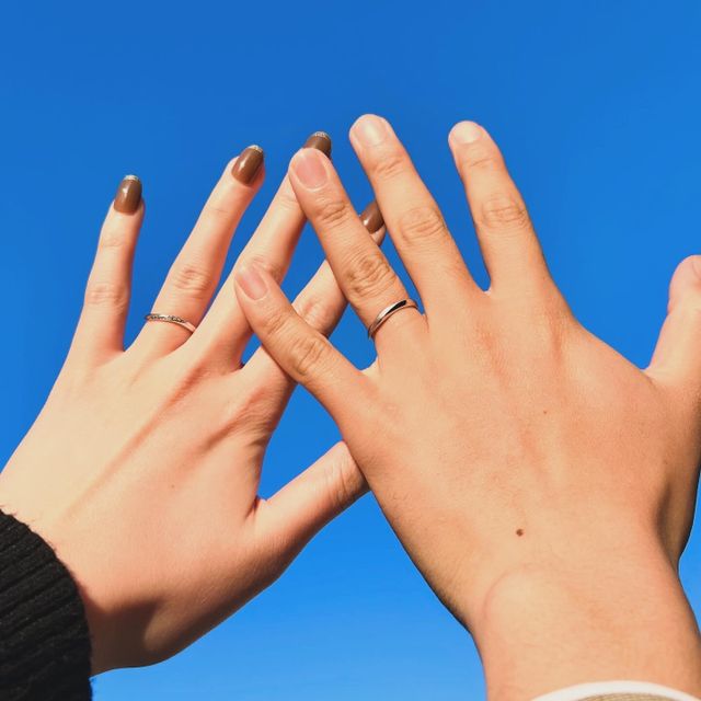 【4℃ BRIDAL(ヨンドシーブライダル)の口コミ】 斜めにダイヤモンドが入ったデザインがとてもかわいかったのでこの指輪に…