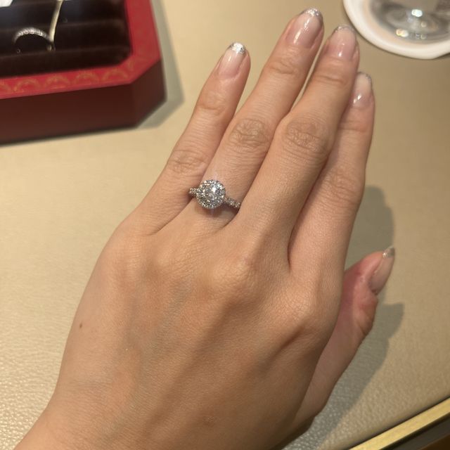 【カルティエ(Cartier)の口コミ】 デスティネ 0.4ctくらいだったかと思います。
かなりボリューム感がありま…