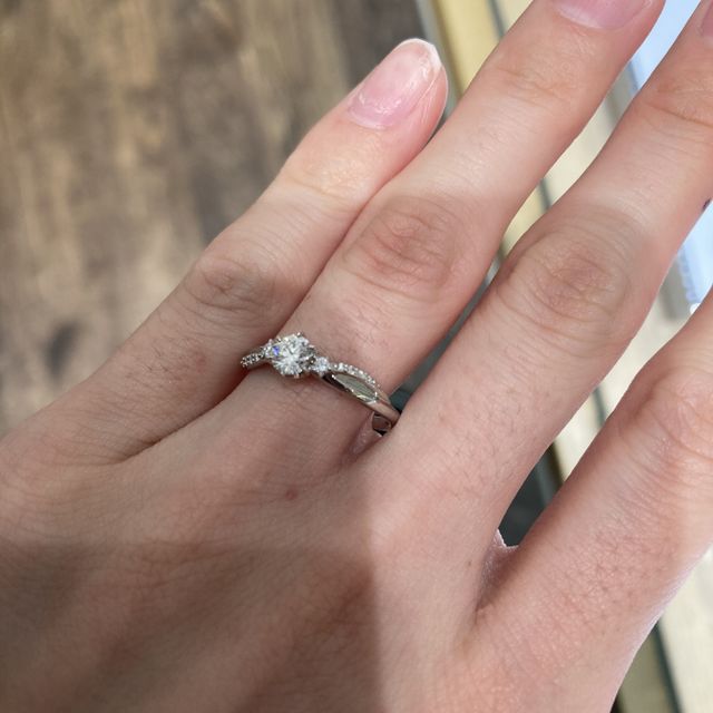 【STAR JEWELRY(スタージュエリー)の口コミ】 真ん中のダイヤがキラキラで可愛いかったのと、スタージュエリーさんらし…