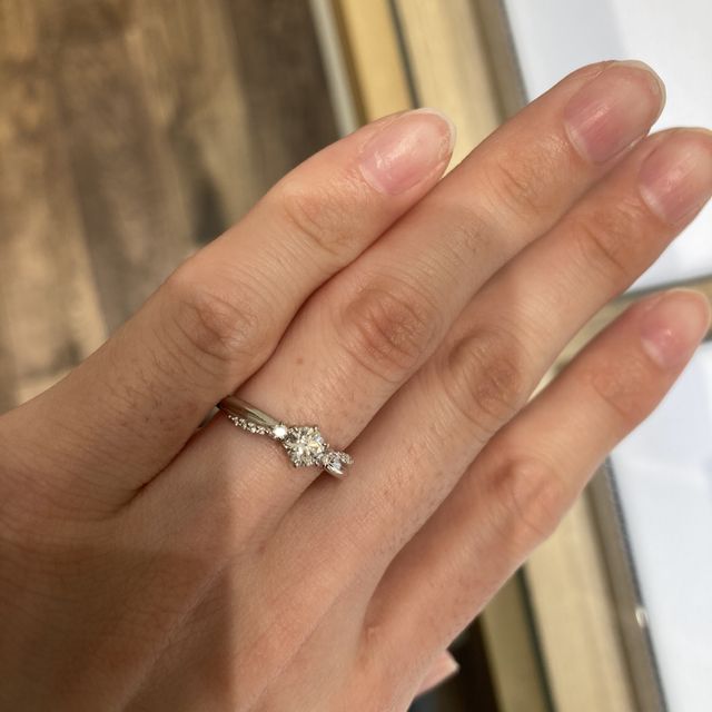 【STAR JEWELRY(スタージュエリー)の口コミ】 真ん中のダイヤがキラキラで可愛いかったのと、スタージュエリーさんらし…