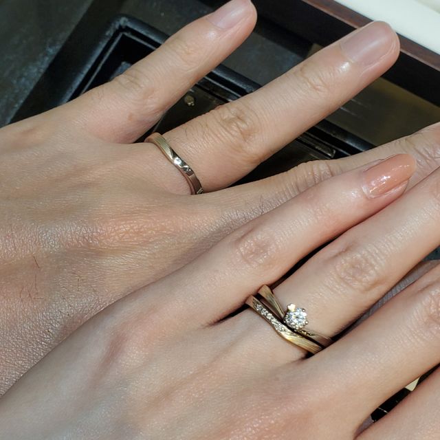 【杢目金屋(もくめがねや)の口コミ】 他店ではウェーブデザインばかり見ていましたが、杢目金屋さんではVライン…