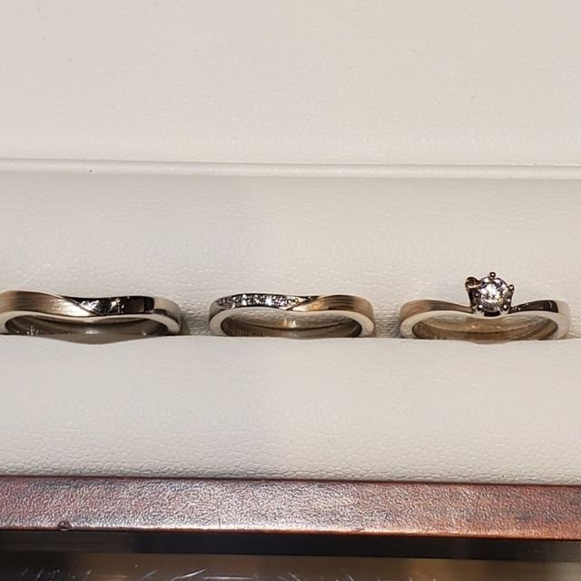 【杢目金屋(もくめがねや)の口コミ】 他店ではウェーブデザインばかり見ていましたが、杢目金屋さんではVライン…