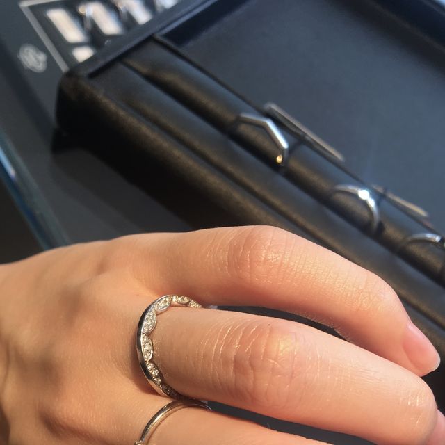 【エクセルコダイヤモンド(EXELCO DIAMOND)の口コミ】 デザインが気に入りました。
また、ローズコンパスという名前も素敵です。…