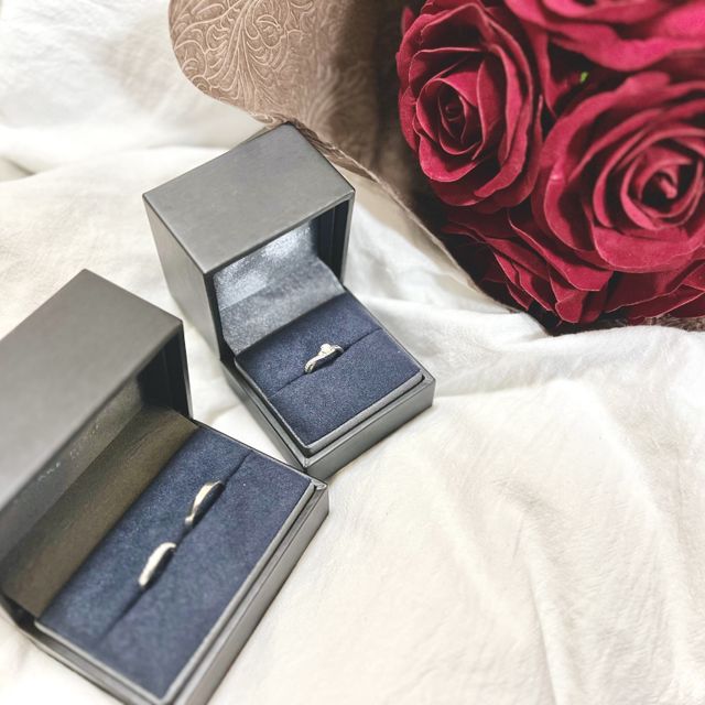 【ラザール ダイヤモンド(LAZARE DIAMOND)の口コミ】 セットリングと登録しましたが、３つバラバラのものです。
婚約指輪はスイ…