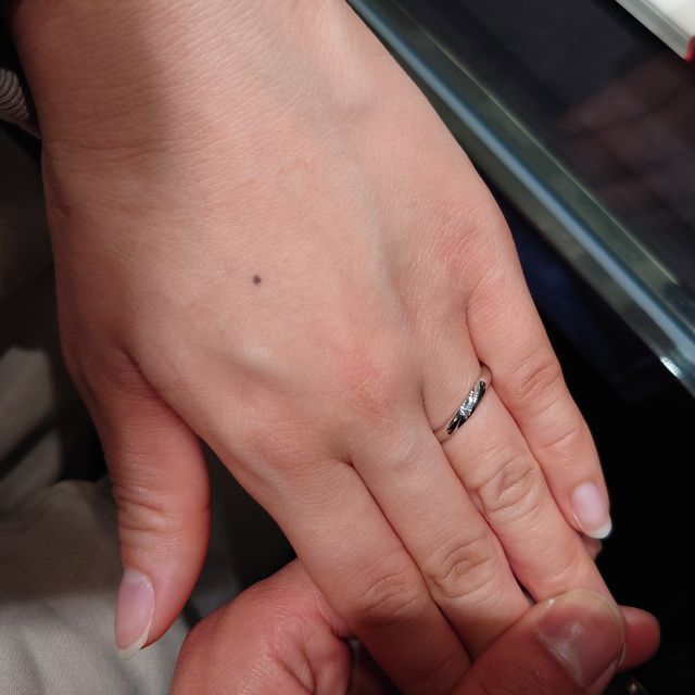 【ラザール ダイヤモンド(LAZARE DIAMOND)の口コミ】 ダイヤモンドのカットへのこだわりに魅力を感じた。ストレート形状の指輪…