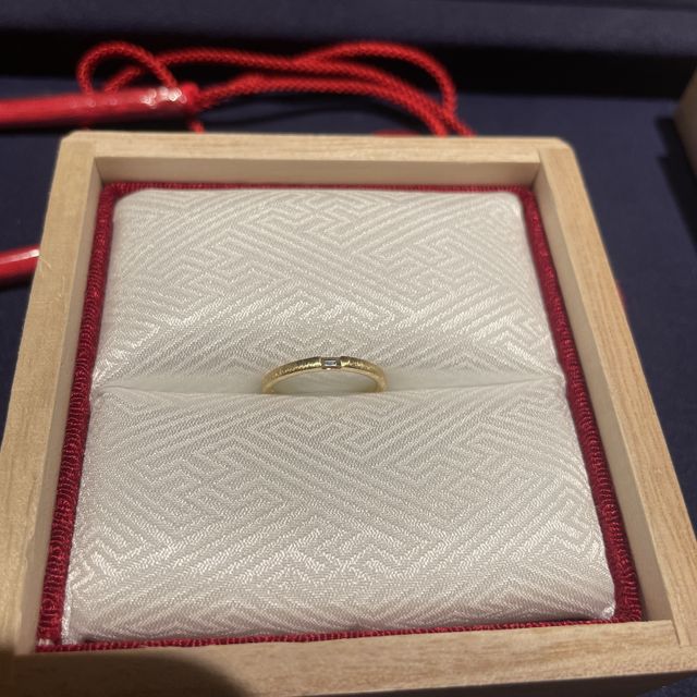 【TOMOE(トモエ)の口コミ】 婚約指輪として購入しました。ダイヤは埋め込み式となっており、リングの…