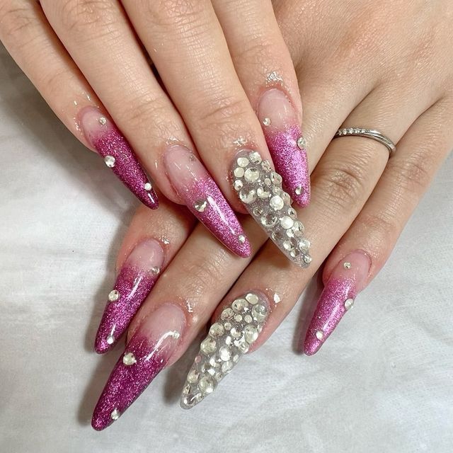 【アイプリモ(I-PRIMO)の口コミ】 少しカーブがついておりダイヤモンドが5カラットと着いているところがとて…