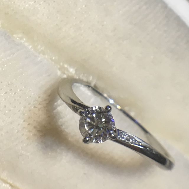 【俄(にわか)の口コミ】 シンプルでいて存在感のある指輪を探していました。メインのダイヤモンド…