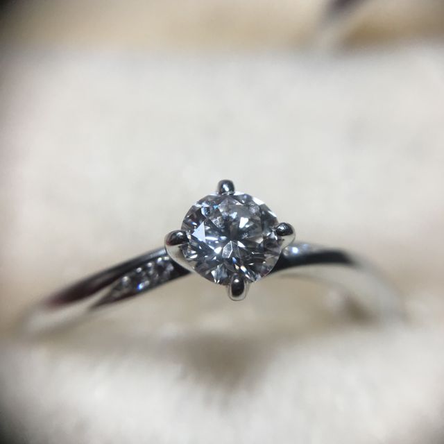 【俄(にわか)の口コミ】 シンプルでいて存在感のある指輪を探していました。メインのダイヤモンド…