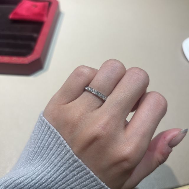 【カルティエ(Cartier)の口コミ】 ハーフエタニティで探していました。
レール留めなのでひっかかったりは一…