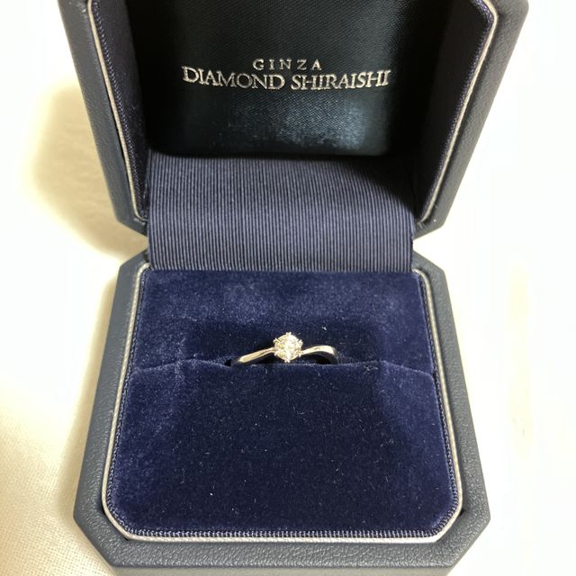 【銀座ダイヤモンドシライシの口コミ】 ザ、王道のデザインで選んだ。重ね着けも考えてメレダイヤなしのものにし…