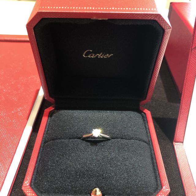 【カルティエ(Cartier)の口コミ】 指輪と言えばカルティエと決めていました。
デザインも多いし、高級感があ…
