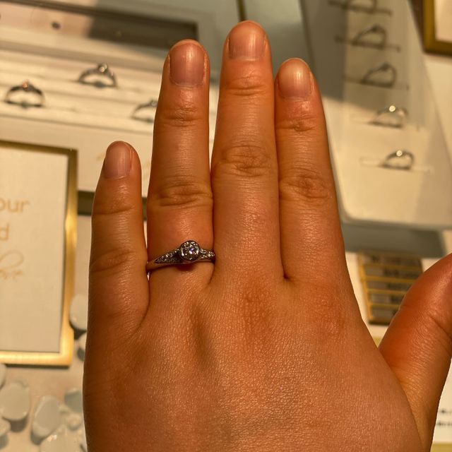 【ブルガリ(BVLGARI)の口コミ】 婚約指輪を探してお邪魔させていただきました。ダイヤモンド一石のもので…