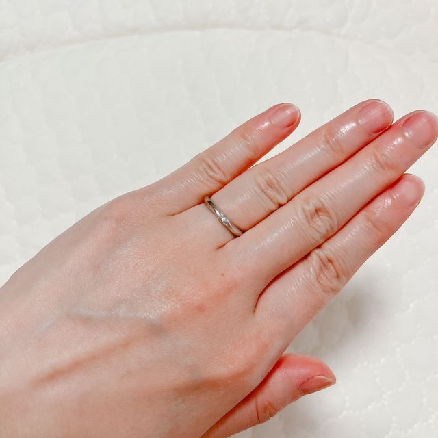 【エクセルコダイヤモンド(EXELCO DIAMOND)の口コミ】 わたしは指が短めですので、幅はなるべく細いものを探していて、その中で…