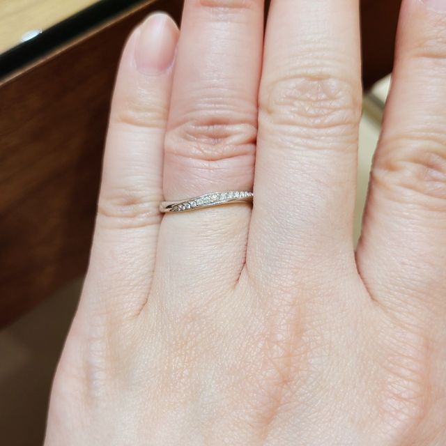 【4℃ BRIDAL(ヨンドシーブライダル)の口コミ】 指が太いのが気になってることを店員さんへ相談し、このデザインを提案し…