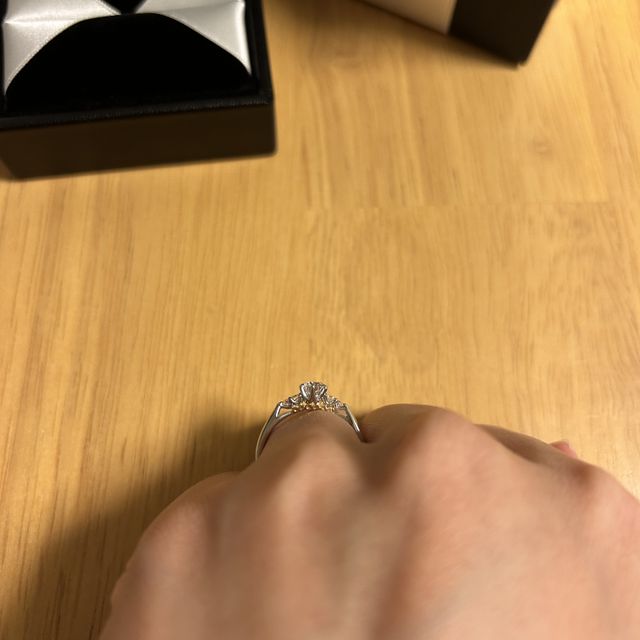 【エクセルコダイヤモンド(EXELCO DIAMOND)の口コミ】 とても上品なデザインです。
リングも細すぎないので、何年経っても問題な…