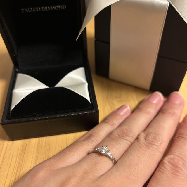 【エクセルコダイヤモンド(EXELCO DIAMOND)の口コミ】 とても上品なデザインです。
リングも細すぎないので、何年経っても問題な…