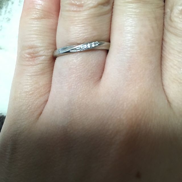 【4℃ BRIDAL(ヨンドシーブライダル)の口コミ】 個性的だなく、シンプルで普段使いしても飽きないデザインを選びました。…