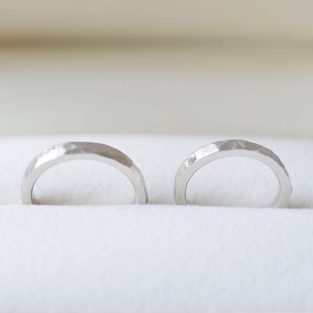 【CRAFY(クラフィ)の口コミ】 デザインは元々欲していた槌目のデザインにしました。
価格は一般的な結婚…