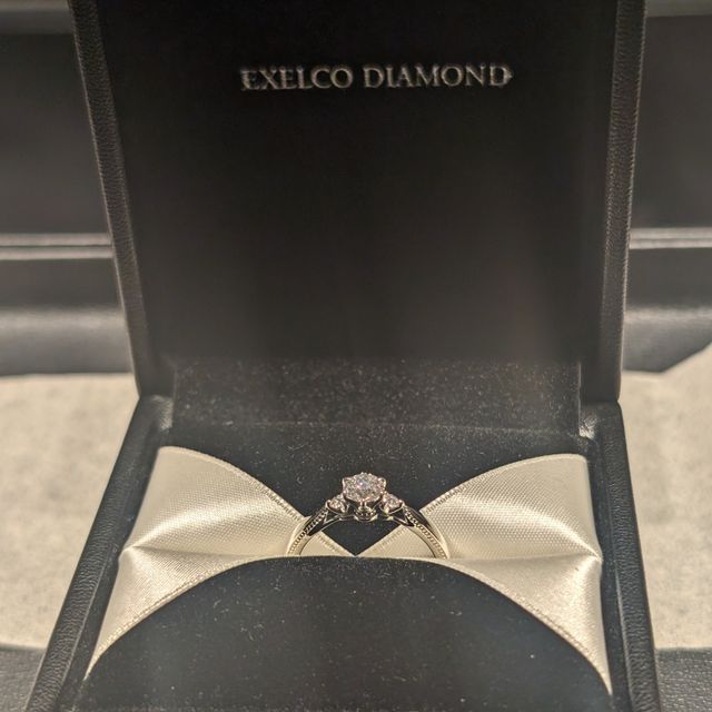 【エクセルコダイヤモンド(EXELCO DIAMOND)の口コミ】 エリザベートフィーヌを購入しました。
この指輪はシンプルとゴージャスさ…