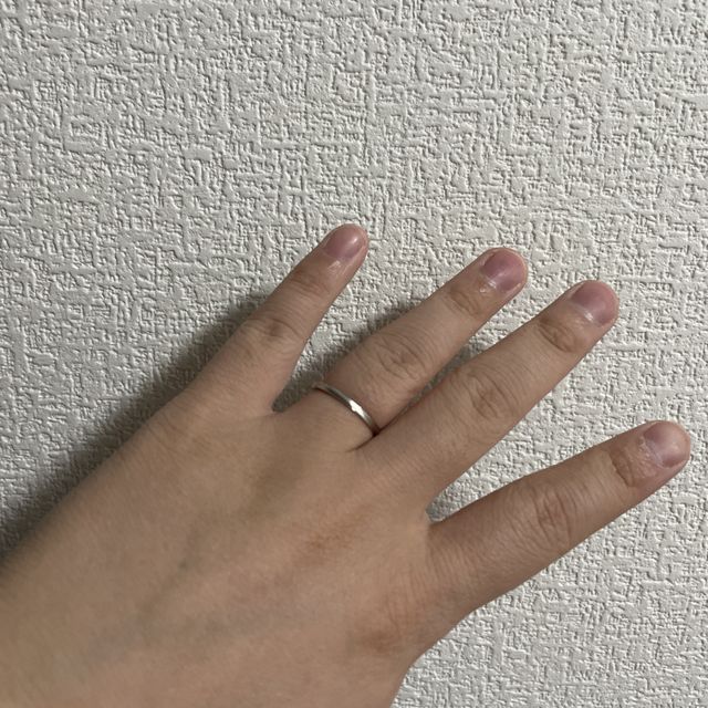 【アイプリモ(I-PRIMO)の口コミ】 この指輪のデザインは、シンプルながらも繊細で、どんな服装にも自然に馴…