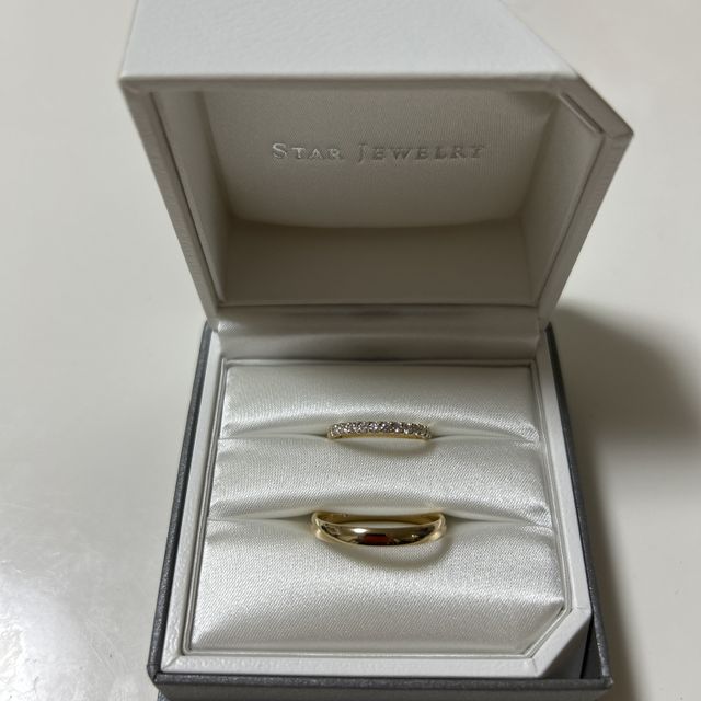 【STAR JEWELRY(スタージュエリー)の口コミ】 結婚指輪はハーフエタニティで探していました。
こちらのリングは鍛造製法…