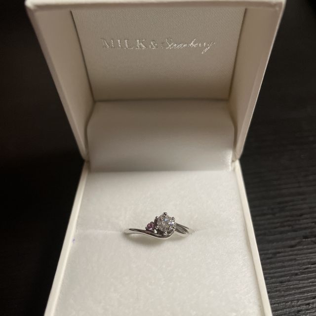 【MILK&Strawberry(ミルクアンドストロベリー)の口コミ】 シンプルですが、ダイヤが輝いておりとても綺麗です。
ピンクサファイアに…