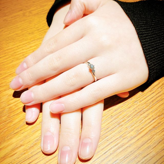 【ROYAL ASSCHER(ロイヤル・アッシャー)の口コミ】 リングにウェーブがかかっていてシンプルですが、ダイヤモンド部分も3つ並…