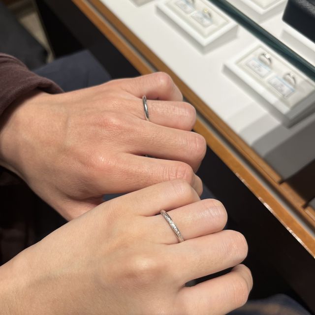 【エクセルコダイヤモンド(EXELCO DIAMOND)の口コミ】 試着したものは、斜めにカットが入ってそこにダイヤを埋め込んだ形がオシ…