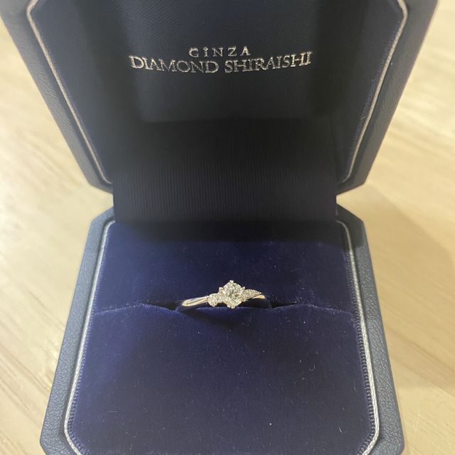 【銀座ダイヤモンドシライシの口コミ】 デザインがとても素敵でセンターリングの輝き、サイドリングの美しさがと…