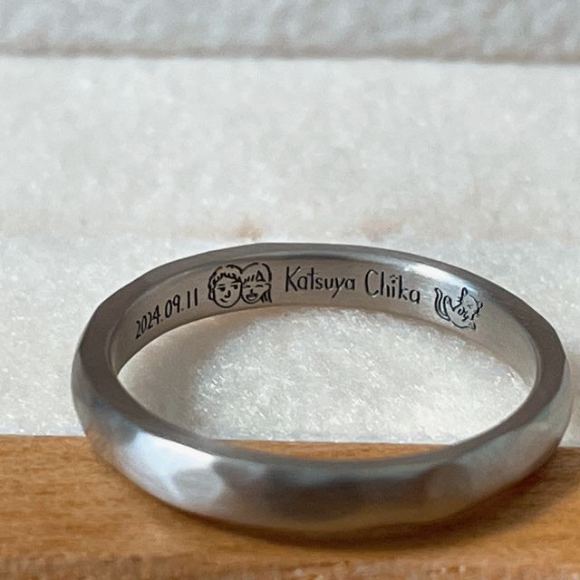 【uchimari(ウチマリ)の口コミ】 手書き刻印が入れられるところ。自分達の似顔絵と日付、2人が好きな猫のイ…