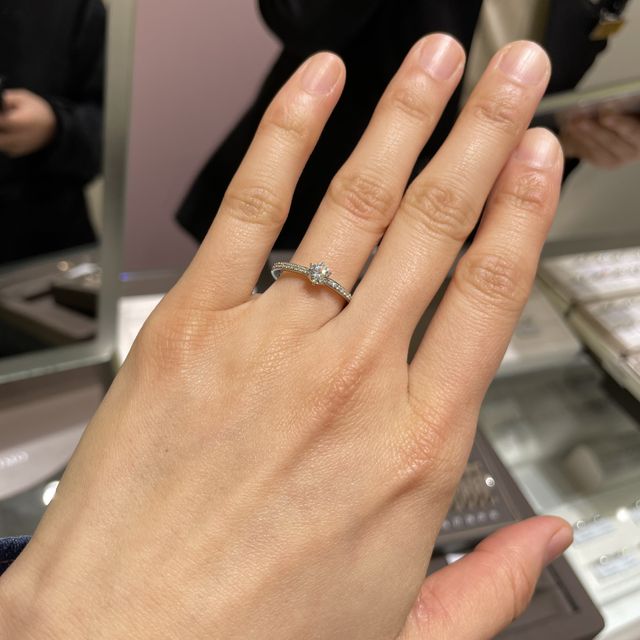【アイプリモ(I-PRIMO)の口コミ】 シンプルで上品なデザインの婚約指輪を選びました。プラチナ製で耐久性が…