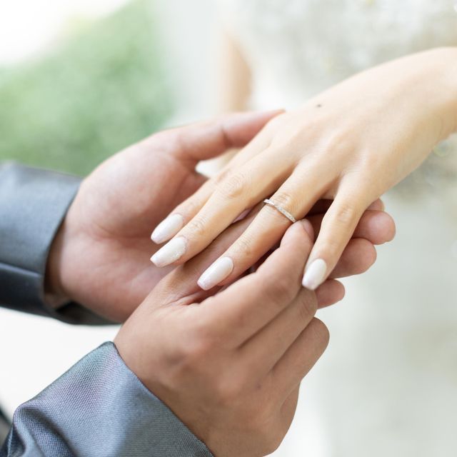 【銀座ダイヤモンドシライシの口コミ】 ハーフエタニティで、リボンのような形になっています。とても繊細な作り…