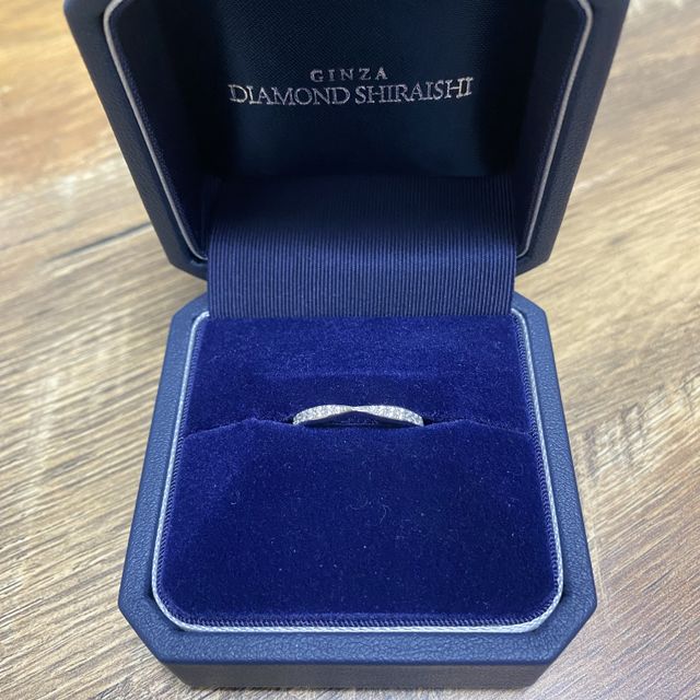 【銀座ダイヤモンドシライシの口コミ】 ハーフエタニティで、リボンのような形になっています。とても繊細な作り…