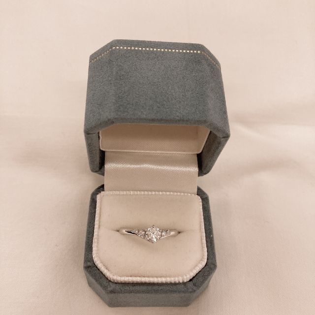 【Flowaves(フロウェーブス)の口コミ】 事前に2人で婚約指輪を見に行き、V字型のもの、サイドメレのあるものが好…
