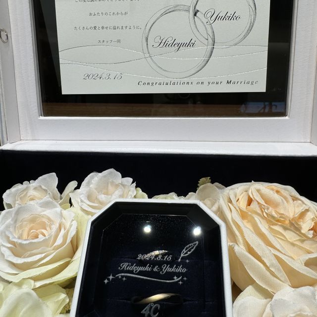 【4℃ BRIDAL(ヨンドシーブライダル)の口コミ】 18金のウェーブのデザインに、ダイヤが11粒ついています。購入日が大安と…