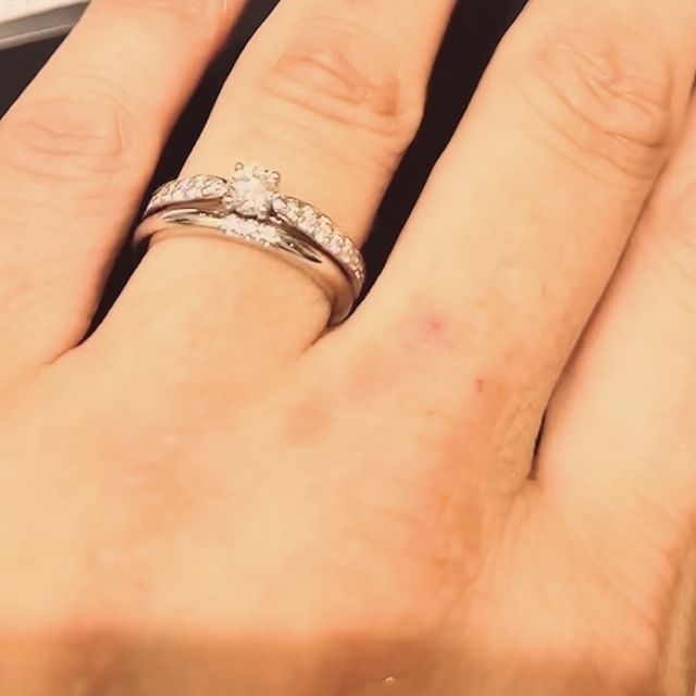 【ティファニー(Tiffany & Co.)の口コミ】 最近の流行りである細目の指輪がとても可愛かったです。
指が長く、関節が…