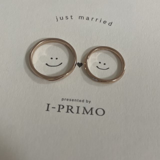 【アイプリモ(I-PRIMO)の口コミ】 ペアで購入したのですが、私のデザインは5連のダイアモンドが大きめなのに…