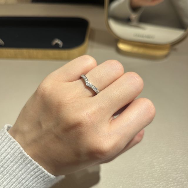 【ショーメ(CHAUMET)の口コミ】 ハーフエタニティで検討していました。
V字のデザインが洗練されていて指…