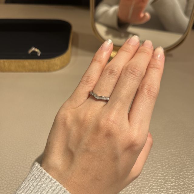【ショーメ(CHAUMET)の口コミ】 ハーフエタニティで検討していました。
V字のデザインが洗練されていて指…