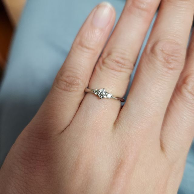 【銀座ダイヤモンドシライシの口コミ】 つけ心地がとてもよかった。ダイヤがとても繊細できれいだった。真ん中の…