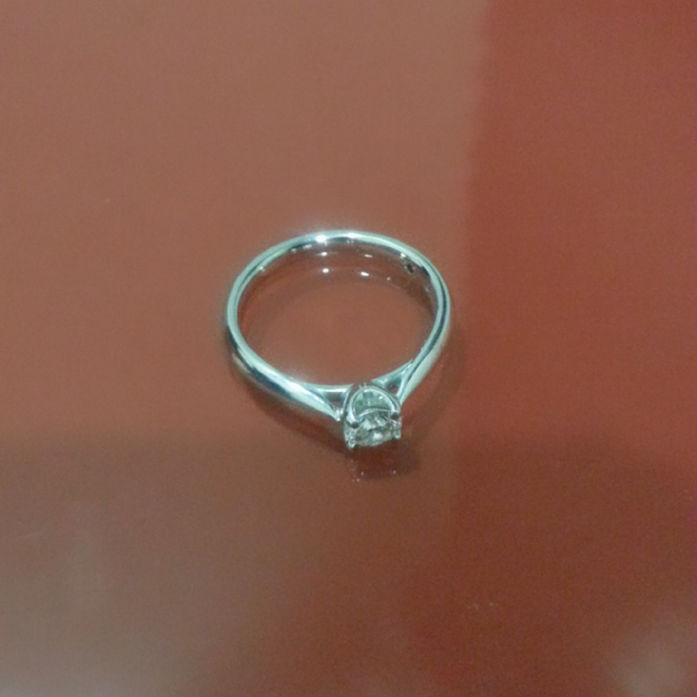 【アイプリモ(I-PRIMO)の口コミ】 ザ！婚約指輪！！という感じの見た目が決め手です。

一粒真ん中にダイヤ…