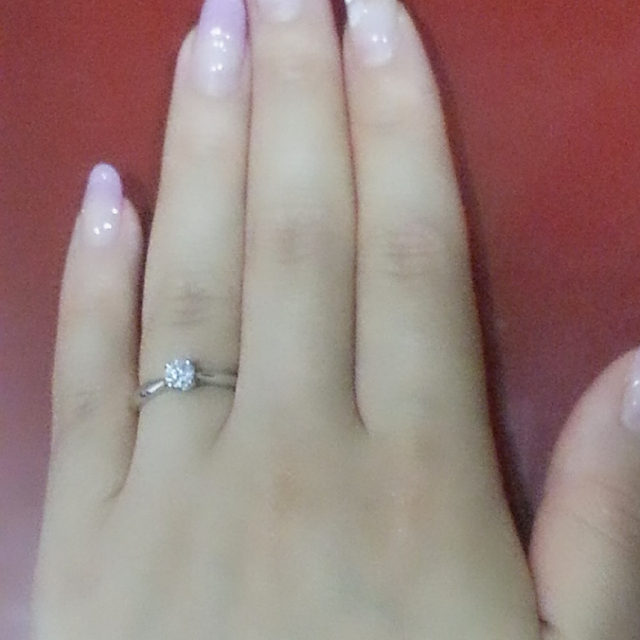 【アイプリモ(I-PRIMO)の口コミ】 ザ！婚約指輪！！という感じの見た目が決め手です。

一粒真ん中にダイヤ…